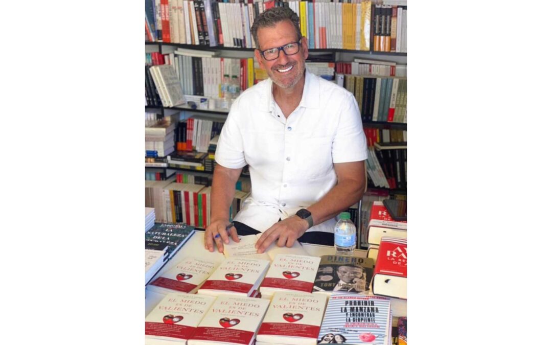 Julio de la Iglesia firma su libro en la Feria del Libro de Madrid