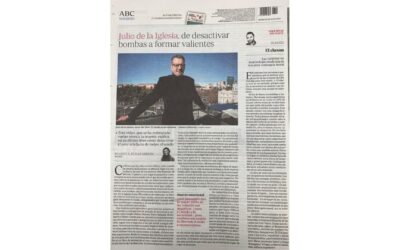 Julio de la Iglesia y su libro, en la contraportada de ABC